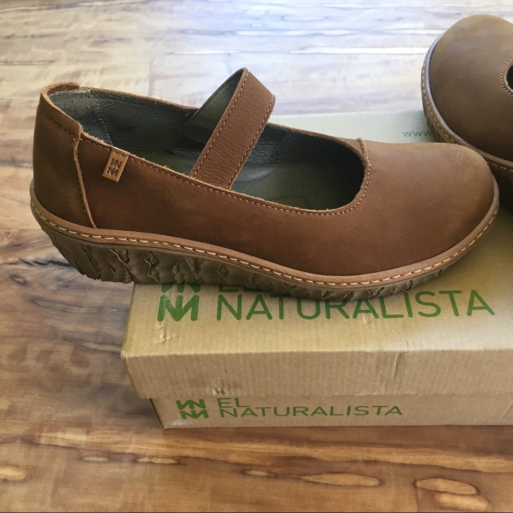 Mary Janes, beautiful brown suede shoes